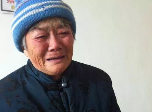 老家拆遷50萬,媽把錢全給弟弟,弟弟結婚後她來我家,我氣笑了