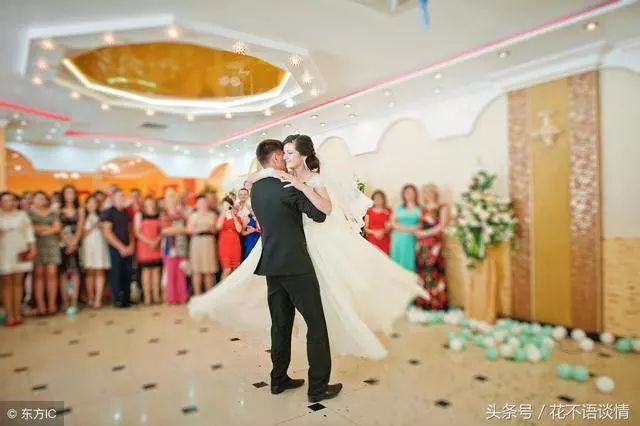 同父異母的妹妹結婚,我送八千紅包,手機螢幕一亮,我濕了眼眶