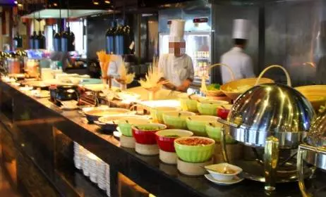 老人吃飯忘帶錢,經理讓他跪下還錢,摘下口罩經理傻了眼