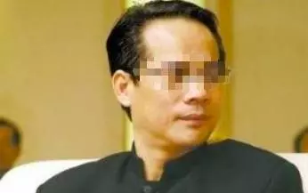 老人吃飯忘帶錢,經理讓他跪下還錢,摘下口罩經理傻了眼