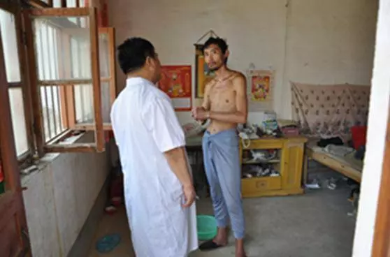 父親為給兒子治病,六萬塊賣了女兒,20年後女兒回來把父親看傻了