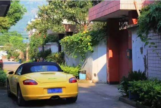 父親為給兒子治病,六萬塊賣了女兒,20年後女兒回來把父親看傻了
