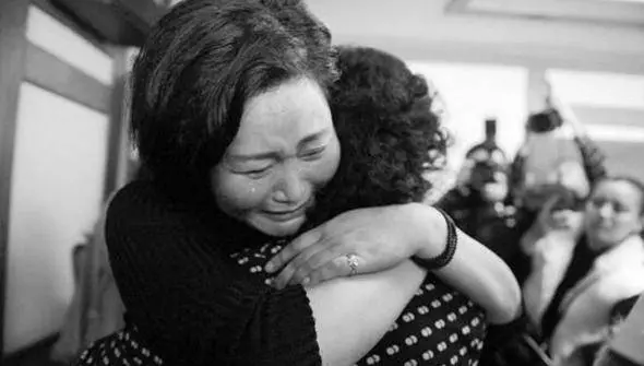 父親為給兒子治病,六萬塊賣了女兒,20年後女兒回來把父親看傻了