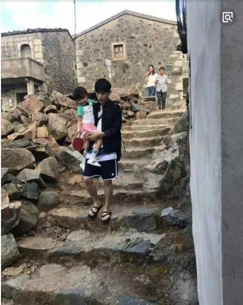 還記得《爸爸去哪兒》里的她嗎?幾年不見,如今美翻了,逆天長腿簡直驚為天人,網友:果然是演員的料~