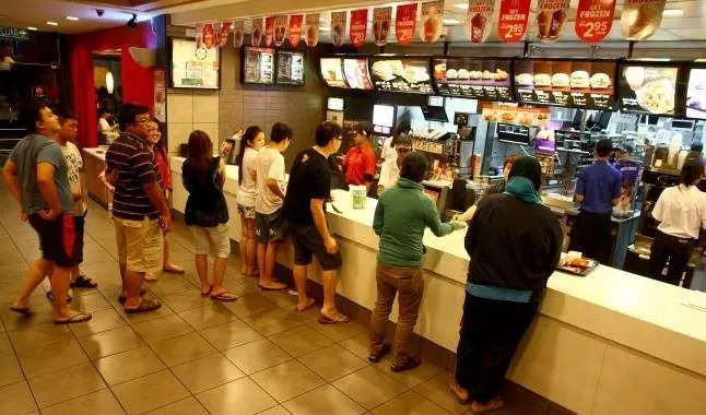 頑皮孩偷光麥當勞衛生紙 媽媽「不開罵」反問4句話他立刻認錯 !