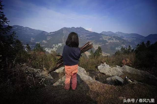 為給養女治病,養父跪在她親生父母腳下求借錢,卻被轟出家門