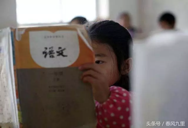 為給養女治病,養父跪在她親生父母腳下求借錢,卻被轟出家門