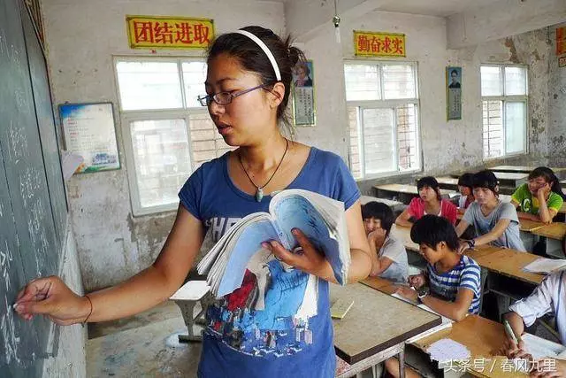 為給養女治病,養父跪在她親生父母腳下求借錢,卻被轟出家門