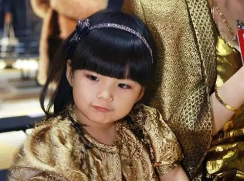 陳小春兒子一年學費13萬,陳浩民女兒42萬,他卻讓孩子上普通學校