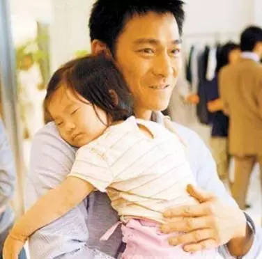 陳小春兒子一年學費13萬,陳浩民女兒42萬,他卻讓孩子上普通學校