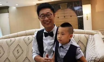 陳小春兒子一年學費13萬,陳浩民女兒42萬,他卻讓孩子上普通學校