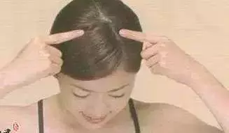 教大家一個非常簡便有效的方法,拍打頭上的「不老穴」(承光穴),可以促進血液循環,眼睛不花用到老