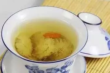 教大家一個非常簡便有效的方法,拍打頭上的「不老穴」(承光穴),可以促進血液循環,眼睛不花用到老