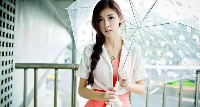 母親去女兒家小住,半夜睡醒聽到親家說話,第二天拉著女兒就走