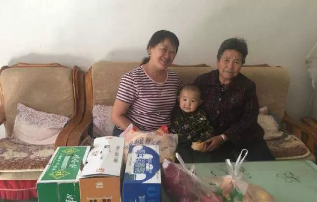 母親去女兒家小住,半夜睡醒聽到親家說話,第二天拉著女兒就走