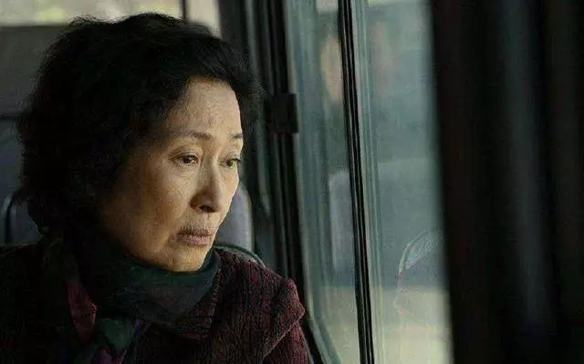 母親去女兒家小住,半夜睡醒聽到親家說話,第二天拉著女兒就走
