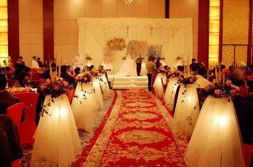 結婚當晚丈夫喝醉,妻子用他手機錯發信息給閨蜜,回信妻子傻了眼