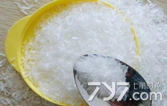 不好了出大事!小男孩喝可樂吃它當場死! 喝可樂時千萬不要吃它! 尤其是小孩子!家長一定要看的文章