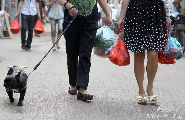 賣菜大媽少找10元錢,我和她吵了一架,三天後大媽卻還我大驚喜