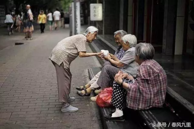 老人撿到一張20萬元的銀行卡,找到失主後,她卻打對方兩耳光