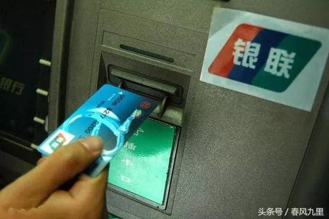 老人撿到一張20萬元的銀行卡,找到失主後,她卻打對方兩耳光