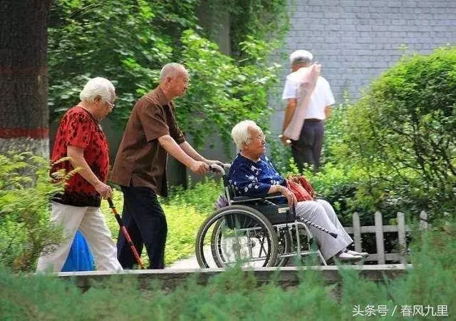 老人撿到一張20萬元的銀行卡,找到失主後,她卻打對方兩耳光
