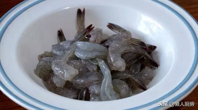 吃膩了油燜大蝦,教你一種新做法,蒜香濃郁,做法簡單易學