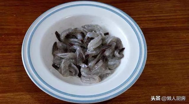 吃膩了油燜大蝦,教你一種新做法,蒜香濃郁,做法簡單易學