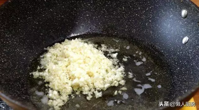 吃膩了油燜大蝦,教你一種新做法,蒜香濃郁,做法簡單易學