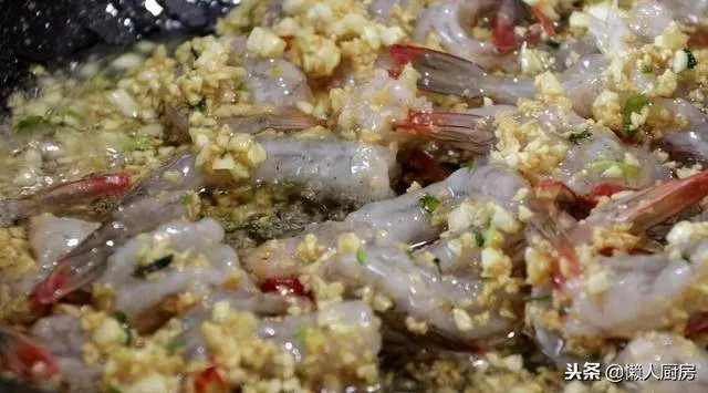 吃膩了油燜大蝦,教你一種新做法,蒜香濃郁,做法簡單易學