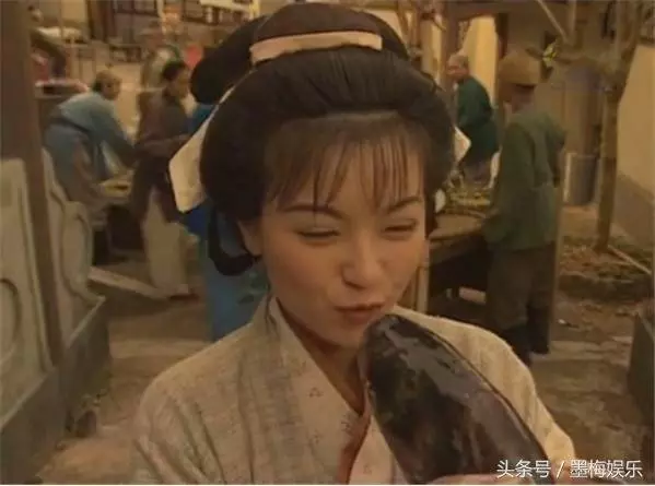 95版郭襄和郭芙同是48歲,一個優雅的自然老去,一個整容到認不出