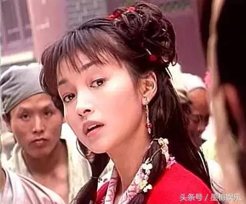 95版郭襄和郭芙同是48歲,一個優雅的自然老去,一個整容到認不出