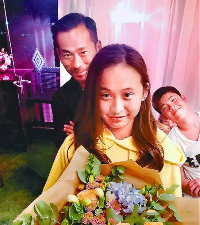 娛樂大亨洗米華與正宮老婆玩盪鞦韆,16歲女兒身材好火辣