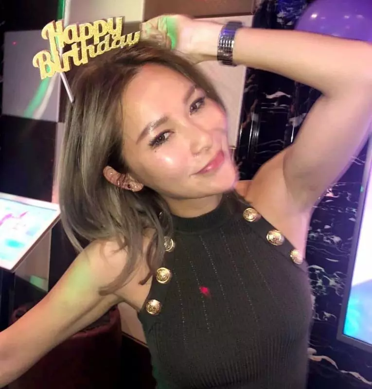 娛樂大亨洗米華與正宮老婆玩盪鞦韆,16歲女兒身材好火辣