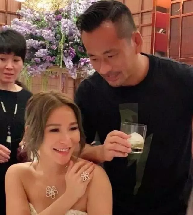 娛樂大亨洗米華與正宮老婆玩盪鞦韆,16歲女兒身材好火辣