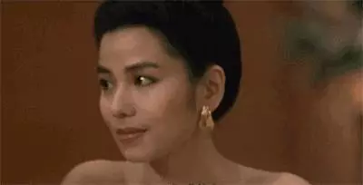 57歲「鍾楚紅」紅素顏生活照,皺紋滿臉,拒絕整容,喜歡自然優雅的老去!老公去世後不再嫁