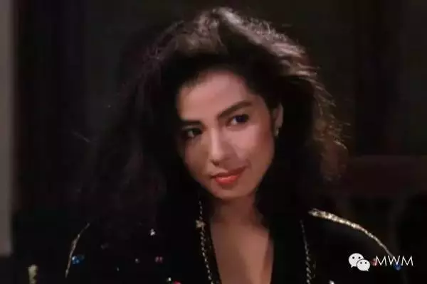 57歲「鍾楚紅」紅素顏生活照,皺紋滿臉,拒絕整容,喜歡自然優雅的老去!老公去世後不再嫁