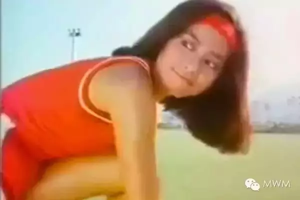 57歲「鍾楚紅」紅素顏生活照,皺紋滿臉,拒絕整容,喜歡自然優雅的老去!老公去世後不再嫁