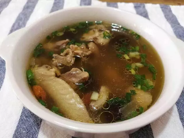 經常頭痛氣血差的,燉這一鍋湯 益氣養身 女人多喝氣色好