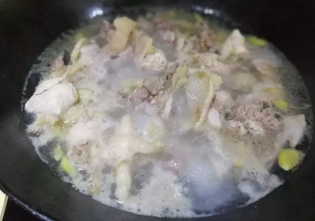 經常頭痛氣血差的,燉這一鍋湯 益氣養身 女人多喝氣色好