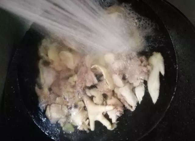 經常頭痛氣血差的,燉這一鍋湯 益氣養身 女人多喝氣色好
