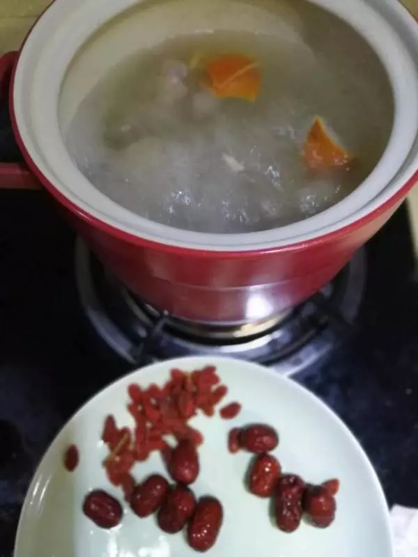 經常頭痛氣血差的,燉這一鍋湯 益氣養身 女人多喝氣色好