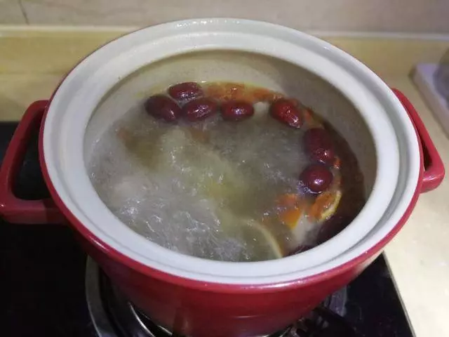 經常頭痛氣血差的,燉這一鍋湯 益氣養身 女人多喝氣色好