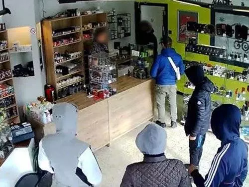 史上最笨的搶匪被騙3次,老闆叫他們打烊再來果真乖乖聽話 !