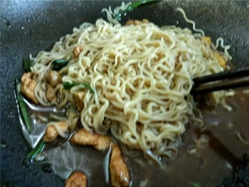 我做的這個炒麵,每次老公和兒子都能吃撐,簡簡單單,幾分鐘就完成,一吃就上癮!