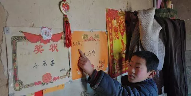 姑姑把俺撫養大,每月給她寄5千還說不夠花,悄悄回鄉俺愣在窗外