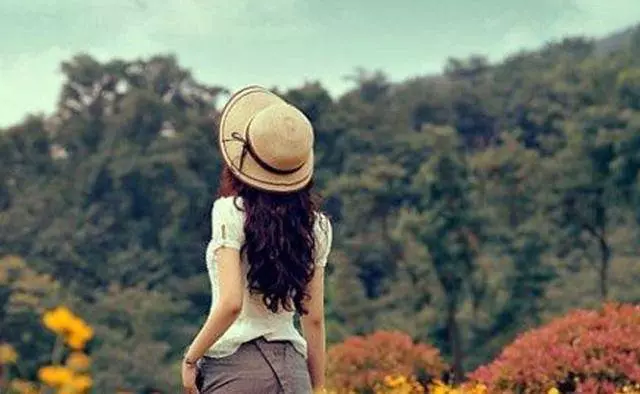 訂婚時 婆婆沒提起要給彩禮 婚禮日爸媽上台發言 我哭著向婆婆下跪