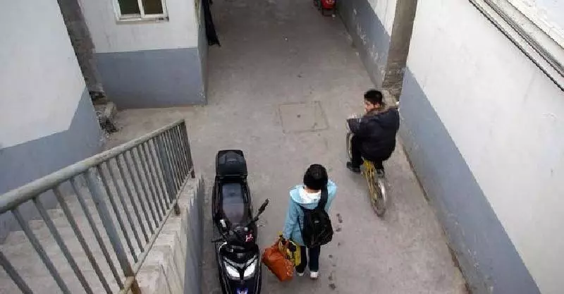 訂婚時 婆婆沒提起要給彩禮 婚禮日爸媽上台發言 我哭著向婆婆下跪
