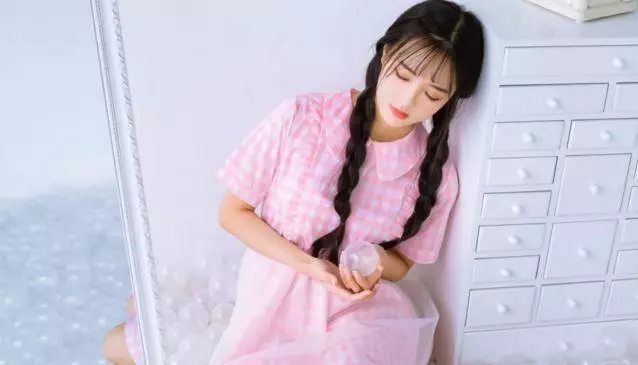 訂婚時 婆婆沒提起要給彩禮 婚禮日爸媽上台發言 我哭著向婆婆下跪