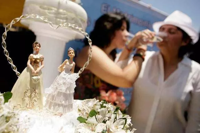 訂婚時 婆婆沒提起要給彩禮 婚禮日爸媽上台發言 我哭著向婆婆下跪